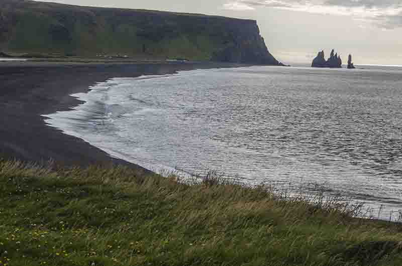 Islandia 133 - reserva natural de Dyrholaey - acantilados de Dyrholaey y playa de Reynisfjara.jpg